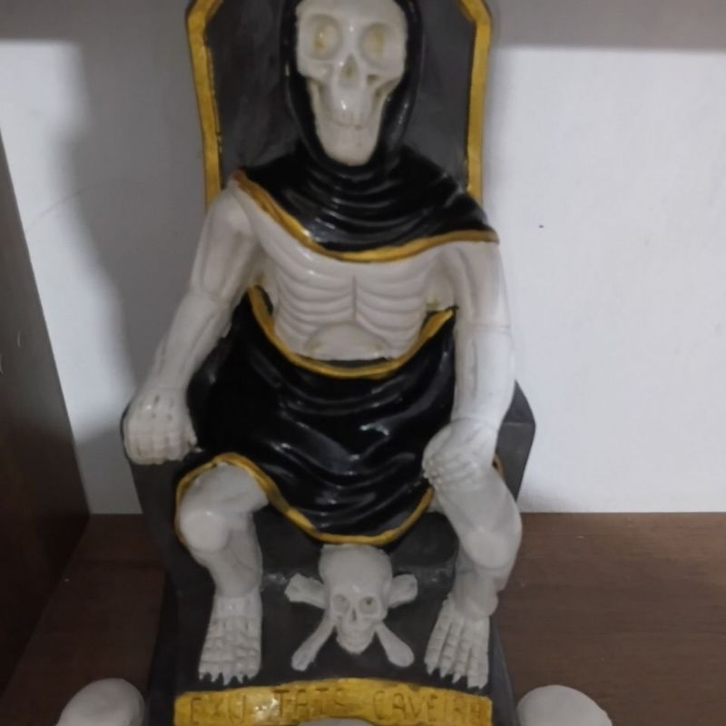 imagem exu tata caveira 40cm maciça, é pintada a mao + brindes de castiçal de caveira e 7 cranios de caveira