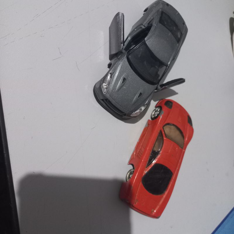 carrinho sucata 1/43 são dois carrinho no estado sucata