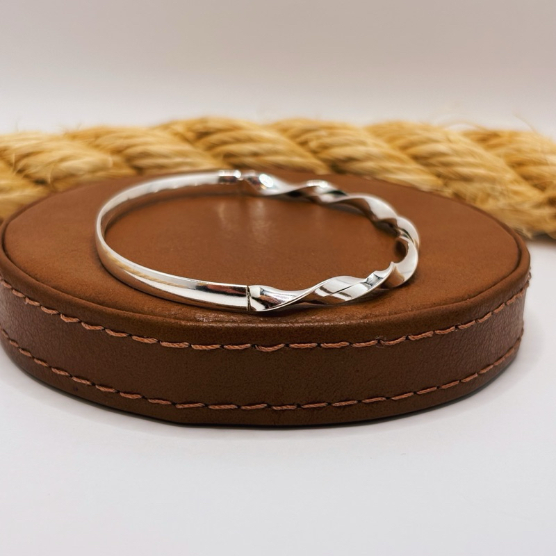 Bracelete Meio Liso Meio Torcido em Prata 925 Moderno e Elegante · foto 2