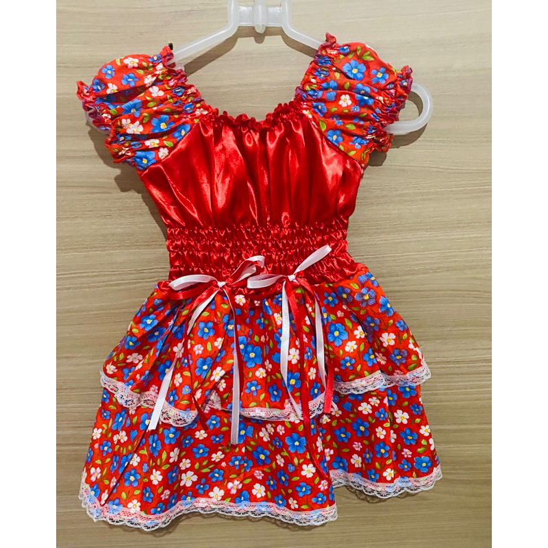Detalhes do Vestido baby festa junina Com um lindo acessório de mimo