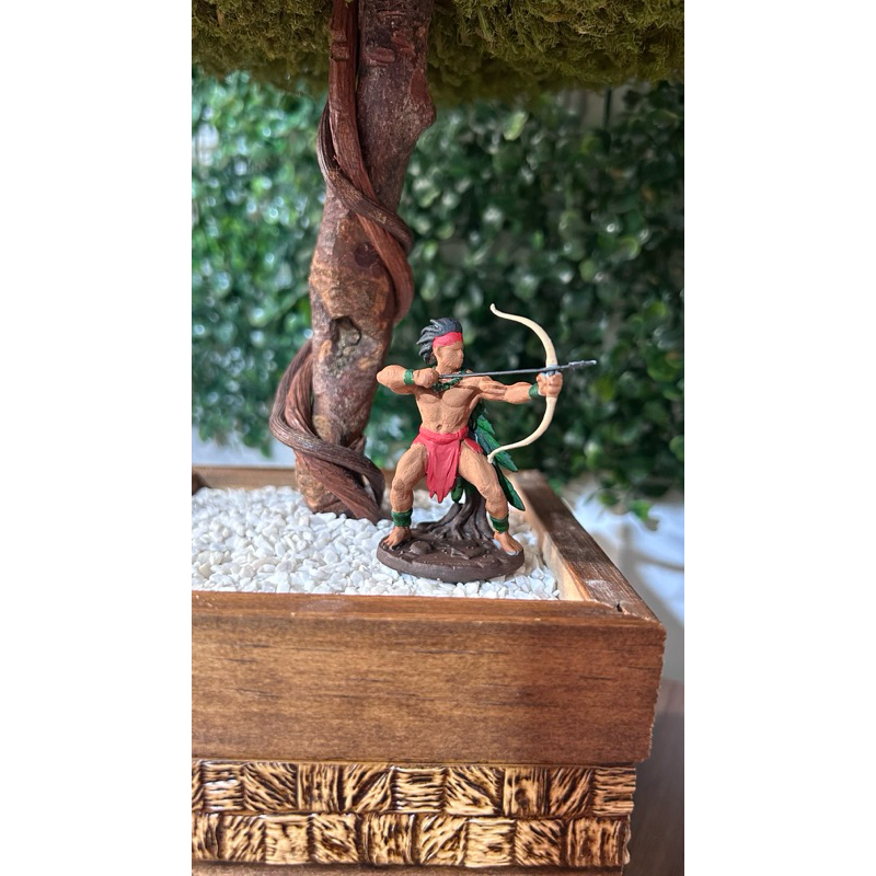 Miniatura Oxóssi Caboclo 6cm em Resina | Imagem Religiosa Umbanda Decorativa para Congá e Altar