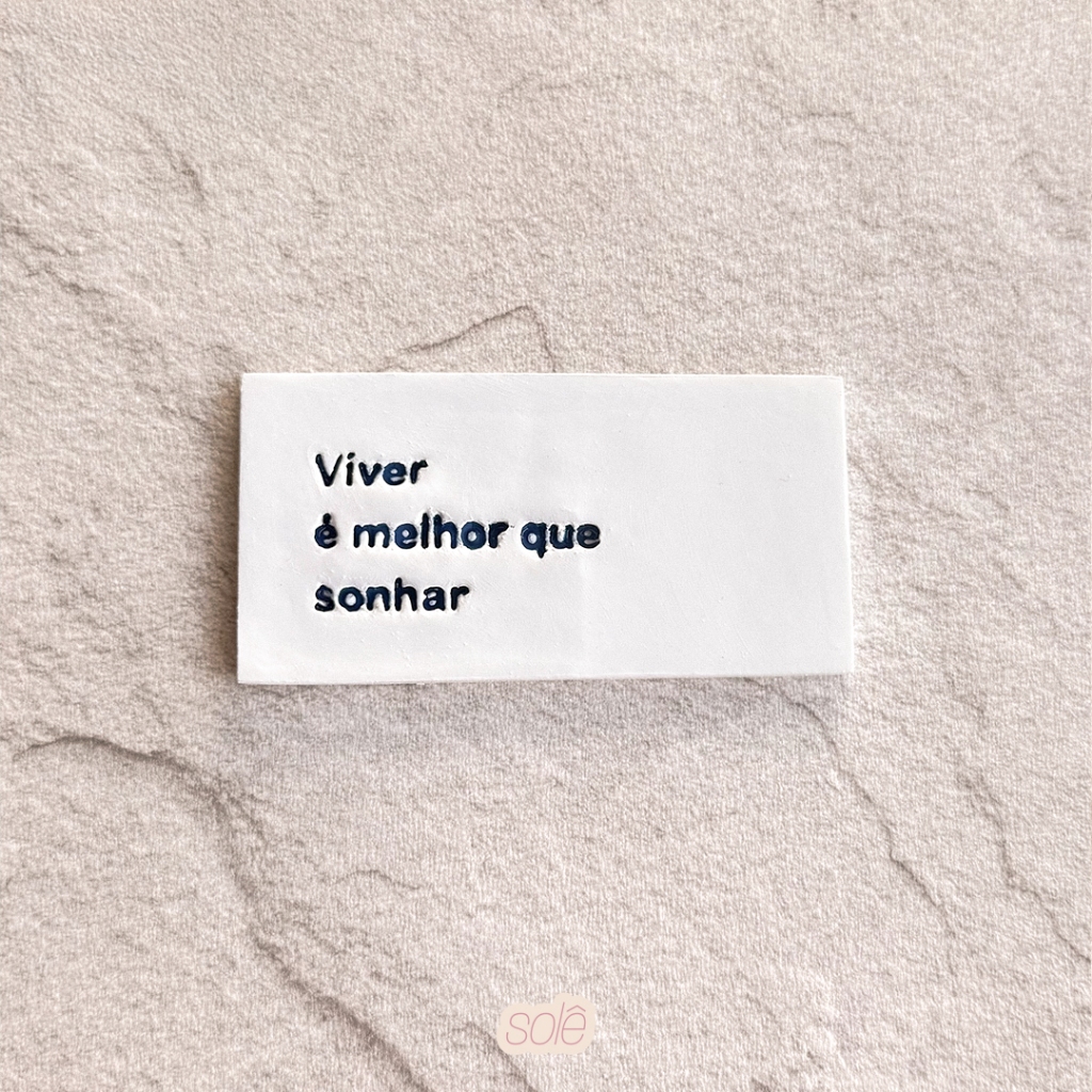 Detalhes do Plaquinha Decorativa “Viver é Melhor Que Sonhar” em Cerâmica Fria | Decoração Artesanal ☁️
