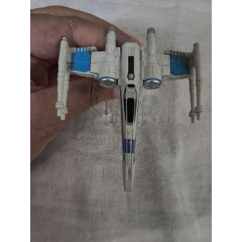 miniatura Hot Wheels da nave Resistance X-wing Fighter de Star Wars. 1:63 escala. estado de novo.