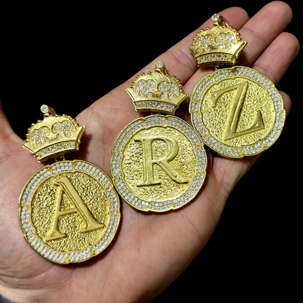 PINGENTE DE LETRA MEDALHA GRANDE CRAVEJADO FEITO EM 100% MOEDA ANTIGA ESCOLHA A SUA LETRA