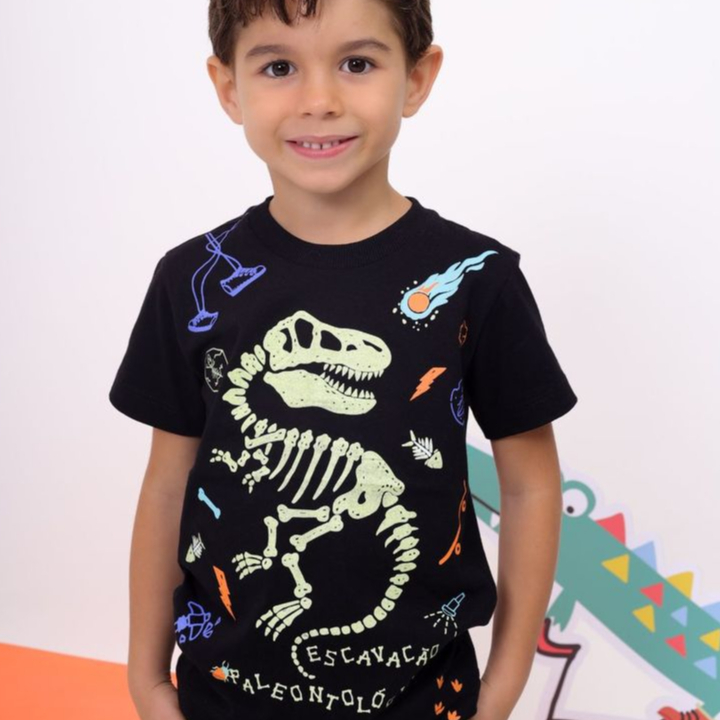 Camiseta Infantil T-shirt em Algodão Sustentável Estampa Dino Brilha no Escuro Dinossauro