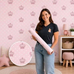 Papel de Parede Infantil Autocolante Rosa com Poá e Coroas para Quarto de Menina
