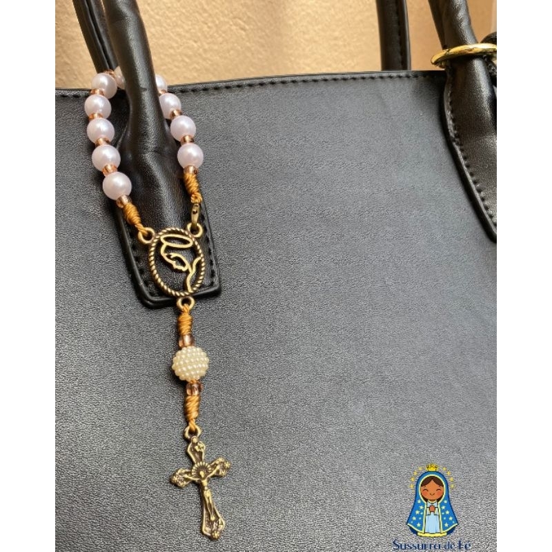 Terços dezenas de bolsa São Bento Nossa Senhora Nossa Senhora Aparecida cristal pérola resina e ouro velho