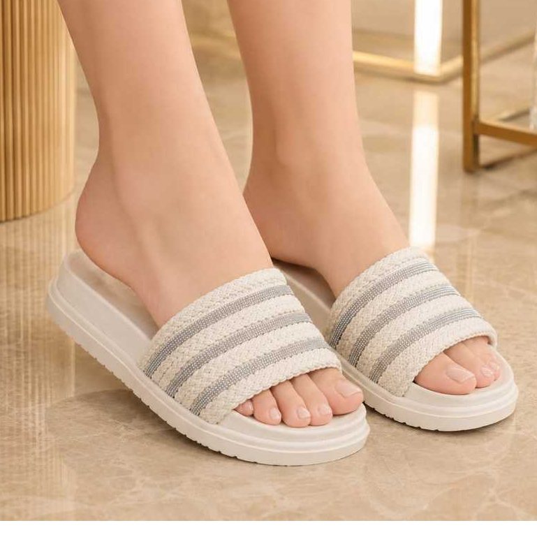 Chinelo Feminino Slide com Tiras Trançadas e Strass – Leve e Confortável  Um modelo moderno e delicado, perfeito para qu