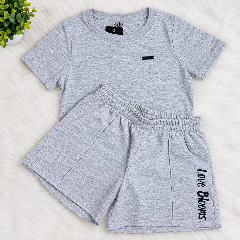 Conjunto Juvenil Feminino Camiseta + Bermuda Moletinho Cinza Love Blooms.