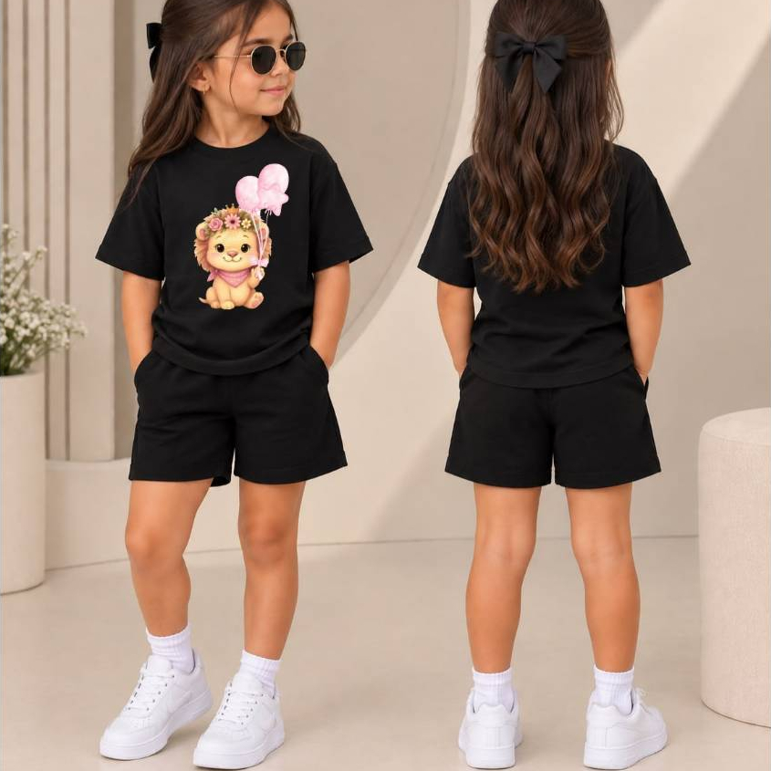 Conjunto Infantil Feminino com Camiseta Básica Estampa Leãozinha e Short de Moletom para Looks Casuais e Confortáveis