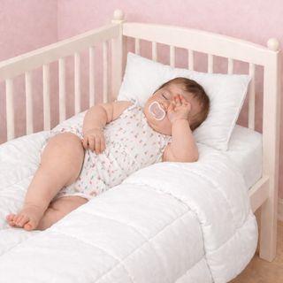 Edredom dupla face para berço + fronha com lese. Macio, delicado e perfeito para o conforto do seu bebê.