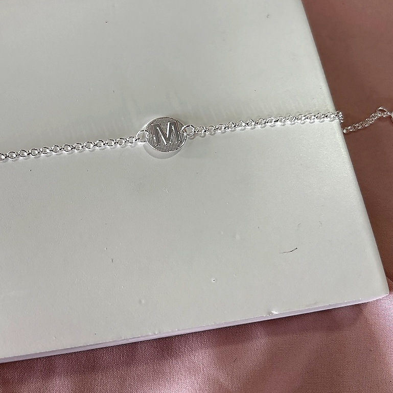 Pulseira Feminina Elo Portugues Com Medalha Letra Inicial Banhada A Prata — imagem 2 de 2