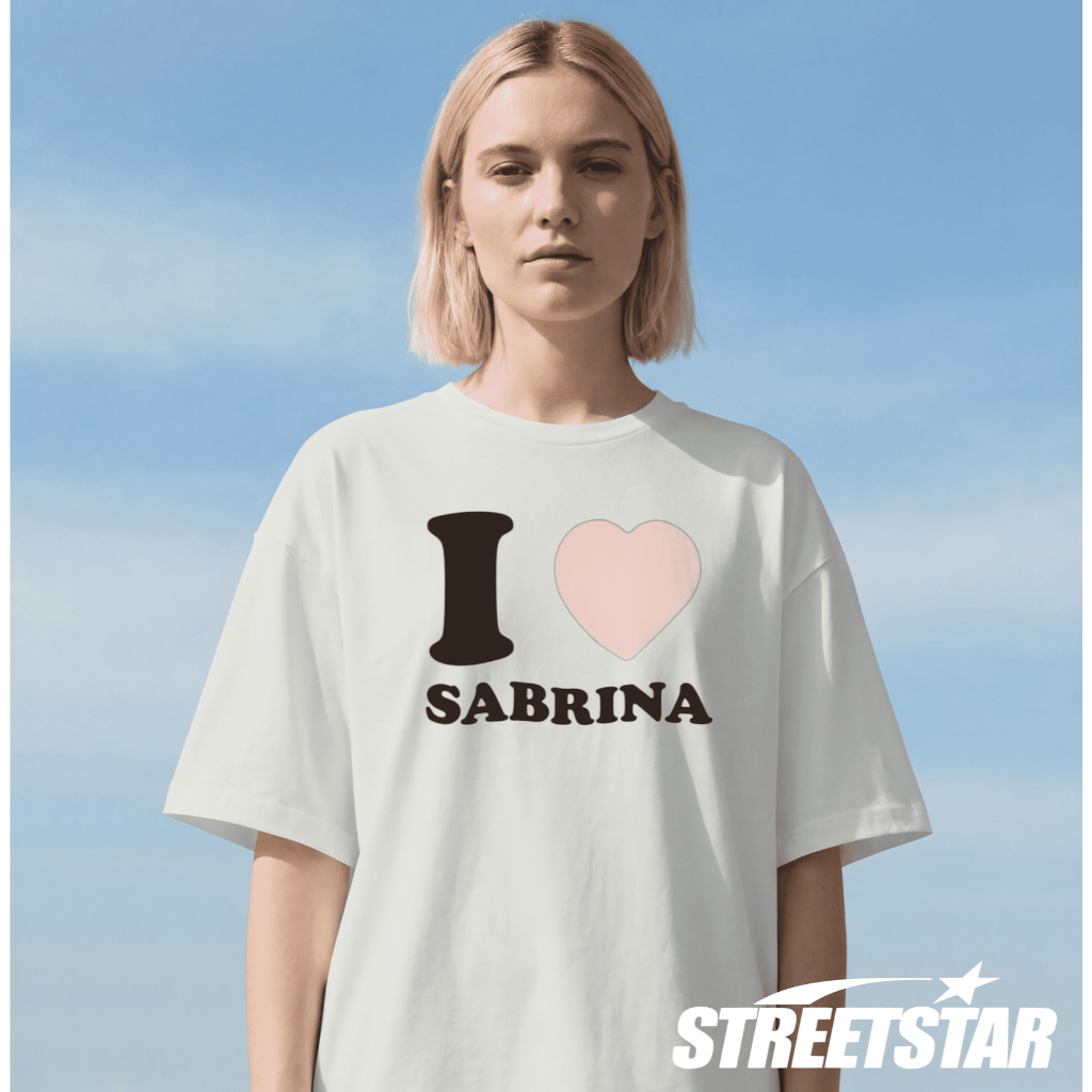 Camiseta Unissex Streetwear I Love Sabrina Estética Pop  Cantora Estilo Trend Moda Urbana Confort P ao G1