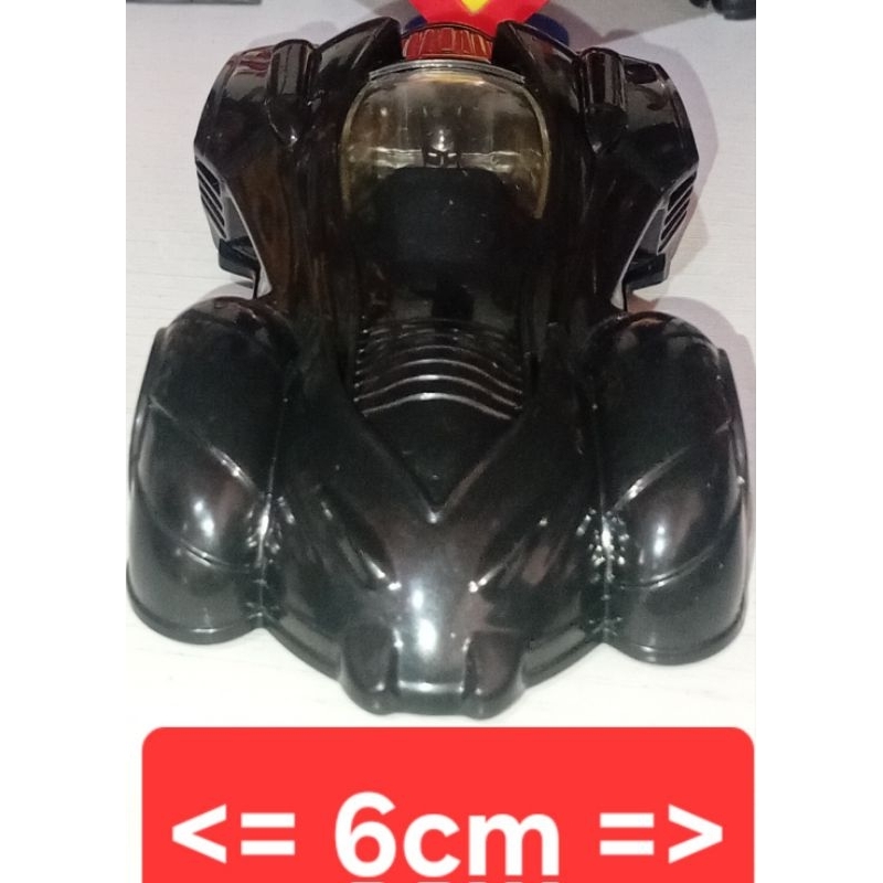 Batmóvel, especificamente o brinquedo promocional do McLanche Feliz do McDonald's lançado em 2016. Modelo: Batmóvel da c