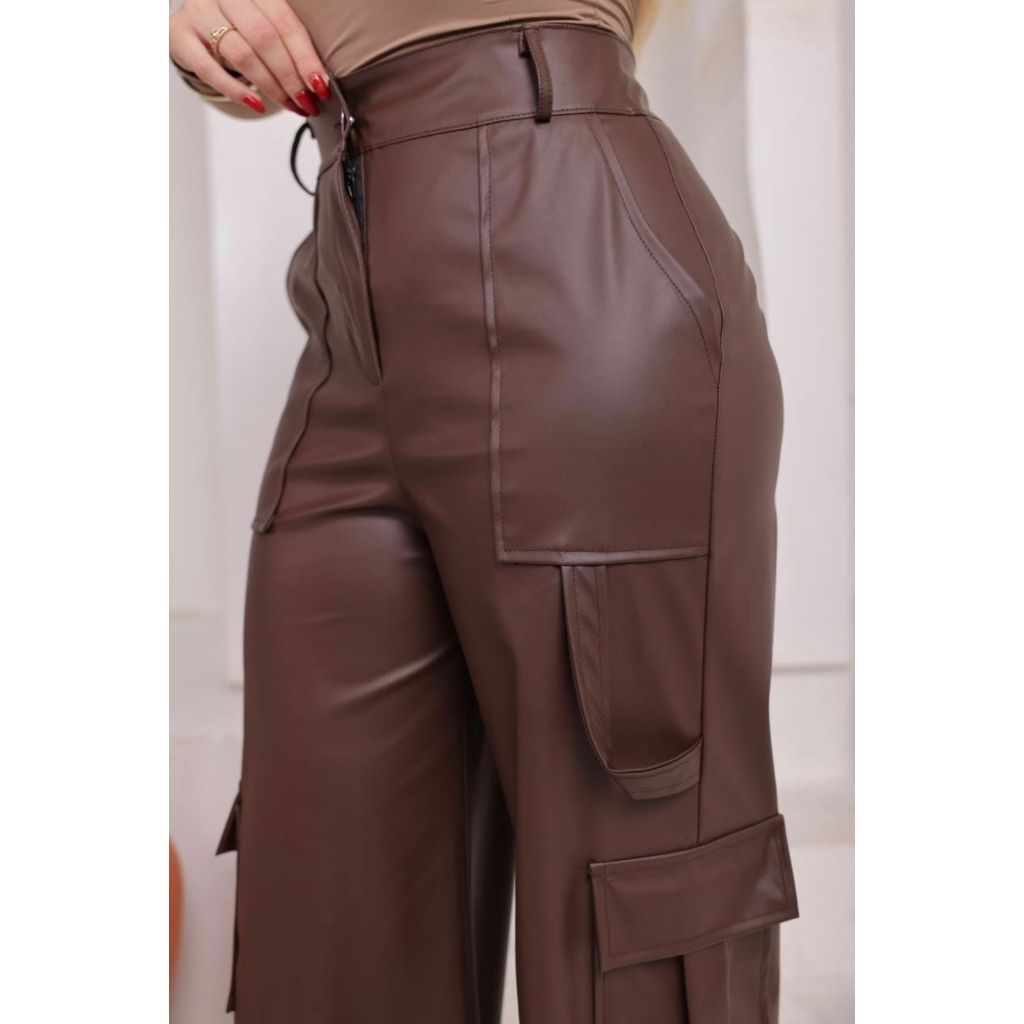 Calça Feminina Pantalona Couro Fake Marrom Wide Leg Cintura Alta com Bolsos Cargo Moda Blogueira, Look Casual Chic,