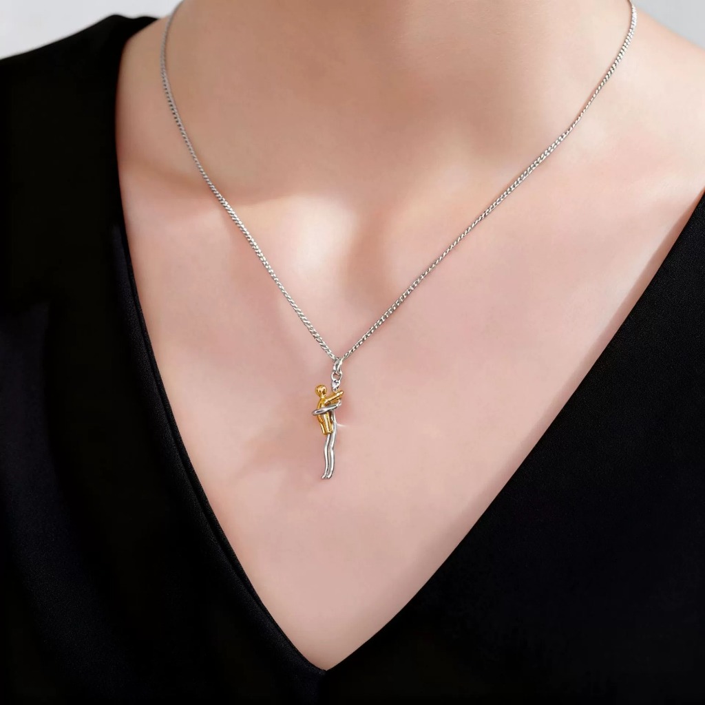 Colar Feminino Casal Abraço Prateado Dourado Pingente Delicado Romântico Moda Bella Bijou Elegante