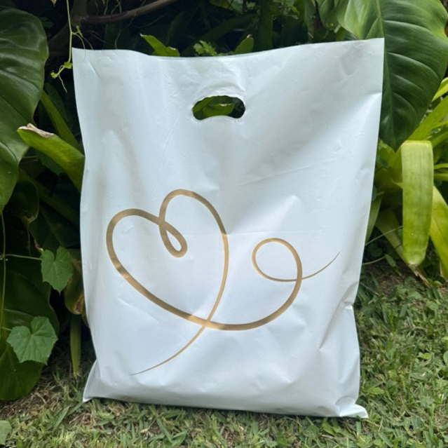 Sacola Plástica G 40x50 cm Alça Vazada Kit 50 unidades Coração Dourado
