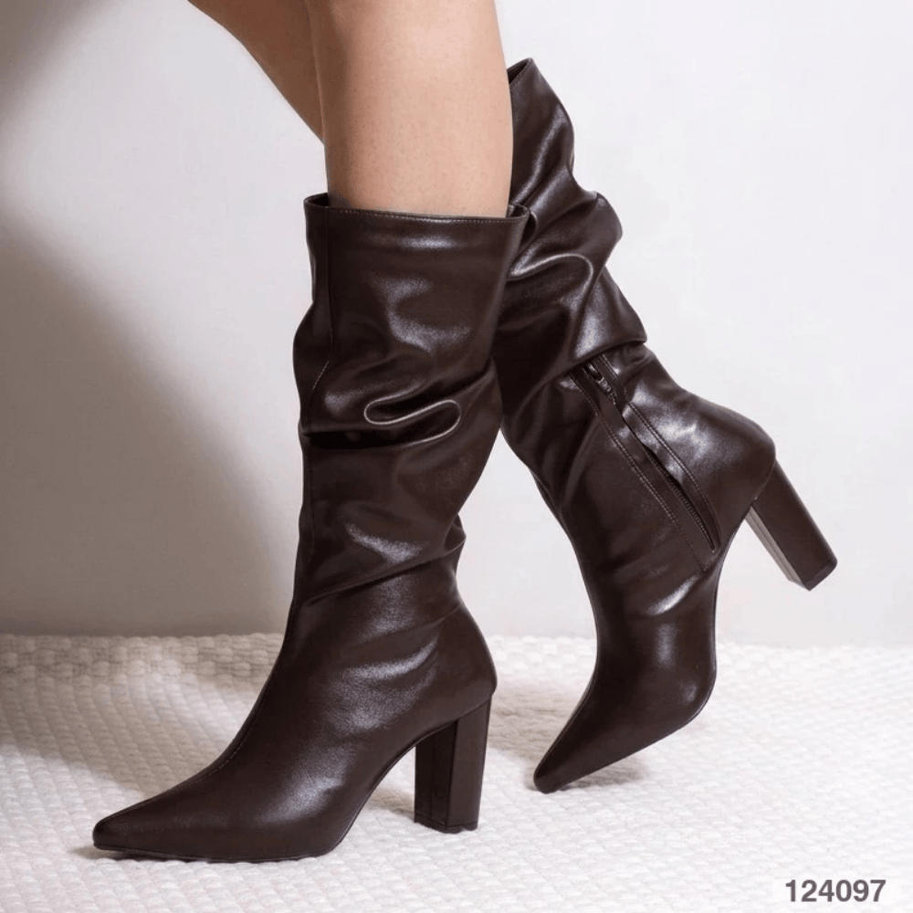 bota de salto grosso bico fino cano longo medio enrugado marrom mocha mousse