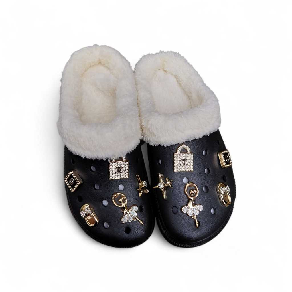 Babuche Pantufa com pelúcia removível decorado com pingentes confortável  dia a dia inverno Yvate importada.