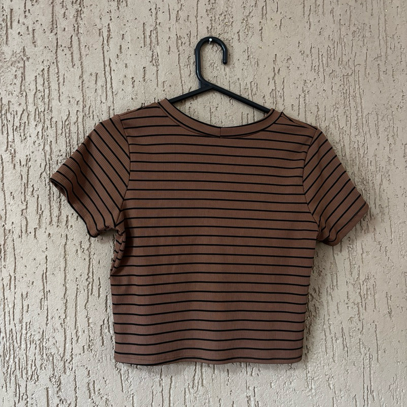 Blusinha Cropped Feminina Canelada Listrada Marrom e Preto Manga Curta Básica Tendência