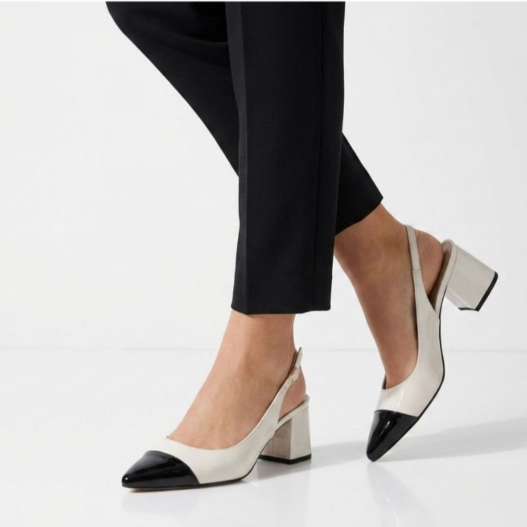 Sapato Scarpin Feminino Bico Fino Trazeiro aberto Salto Bloco Médio Preto e Off White Forma Pequena