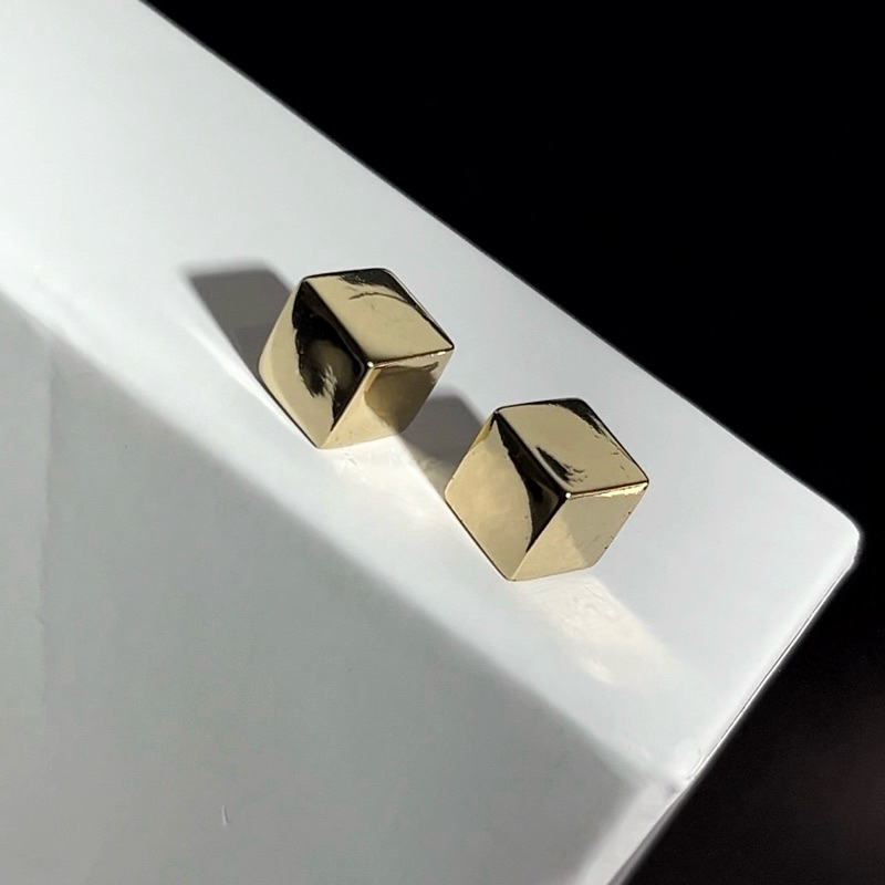 brinco cubo minimalista /dourado/ brinco quadrado/ brinco minimalista dourado