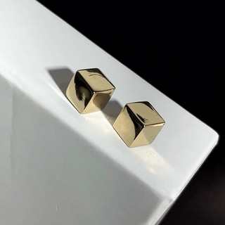 brinco cubo minimalista /dourado/ brinco quadrado/ brinco minimalista dourado