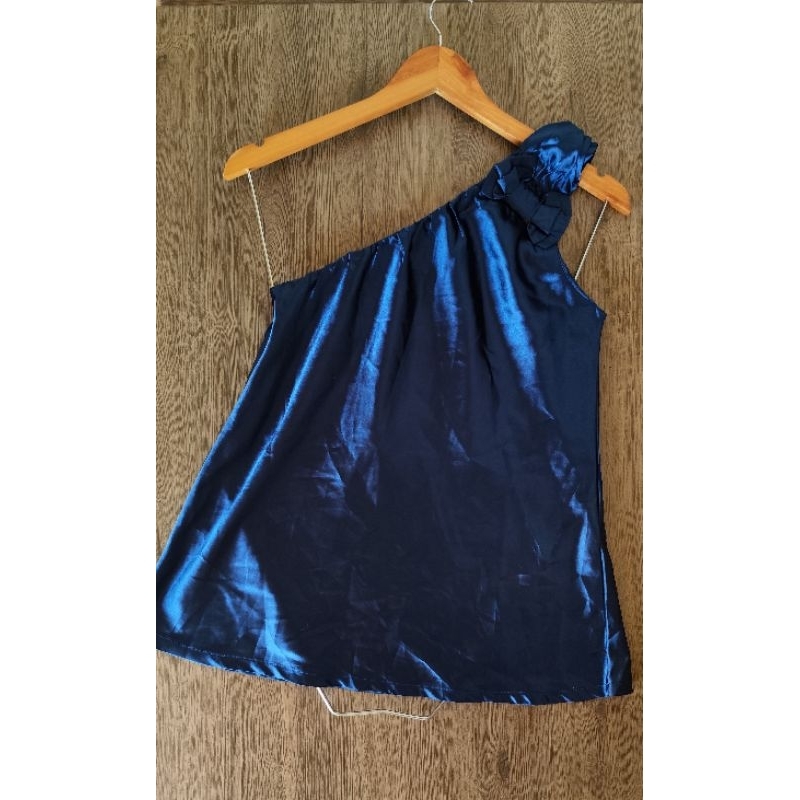 Blusa de Cetim Acetinada de Um Ombro Só com Detalhe em Laço — Azul Bic Tam. 42