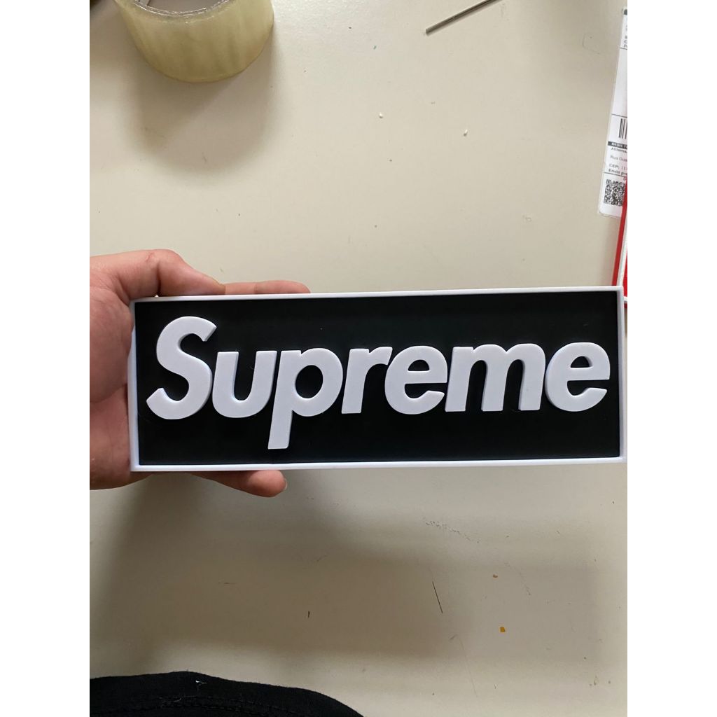 Placa Decorativa Estilo Supreme – Letreiro-Impressão 3D- Minimalista