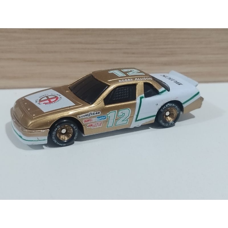 Racing Champions Buik do piloto "Bobby Allison". Pequenos detalhes