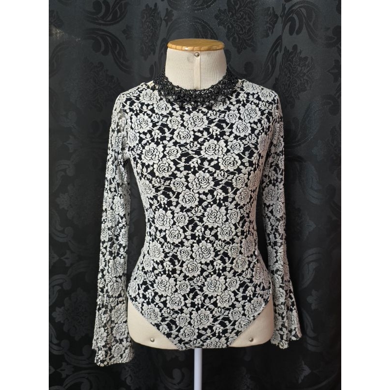body renda preto e branco manga flare | brechó