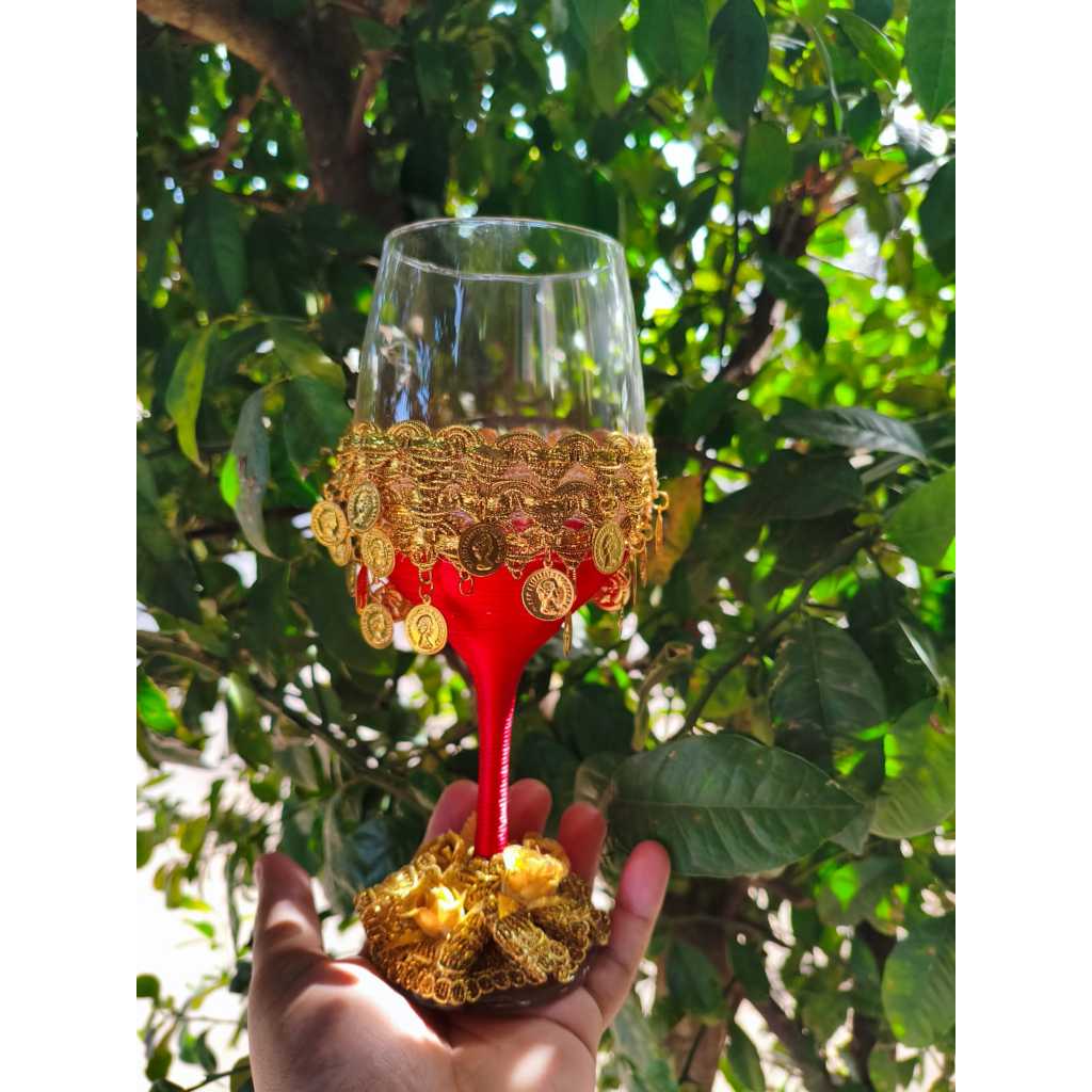 Taça de Vidro Artesanal Pomba Gira / Cigana – Vermelha com Moedas e Rosas Douradas