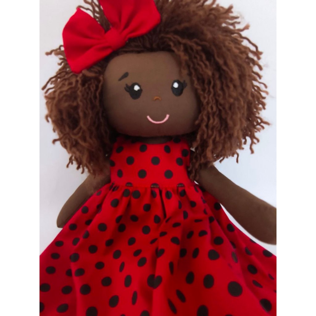 Boneca de pano negra artesanal Clara, 35cm, vestido joaninha, brinquedo, afro