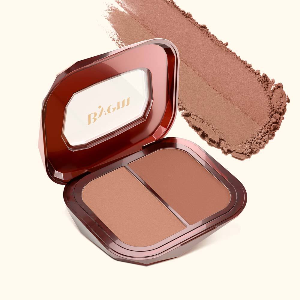 Estojo de blush duplo da marca Byem aberto, com duas tonalidades de pó terroso e uma amostra de swatch de cor ao lado.