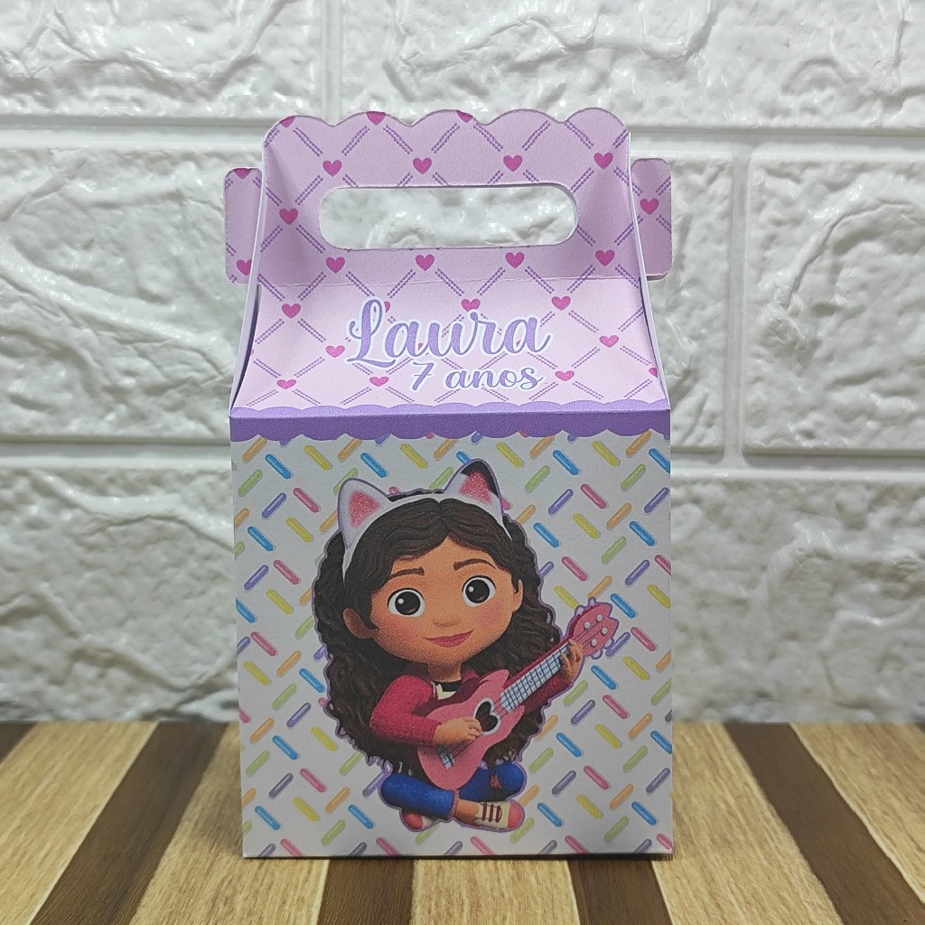 Caixa maletinha personalizada A Casa Mágica da Gabby lembrancinha surpresa aniversário infantil PEGUE E MONTE