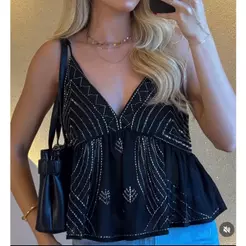BATINHA BLUSA BORDADA EM PEDRARIA MODA GRINGA TENDECIA PRIMAVERA VERAO