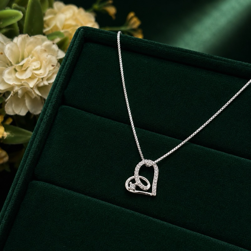 Colar Feminino Coração Torcido Cravejado em Prata 925 Sofisticado e Delicado.