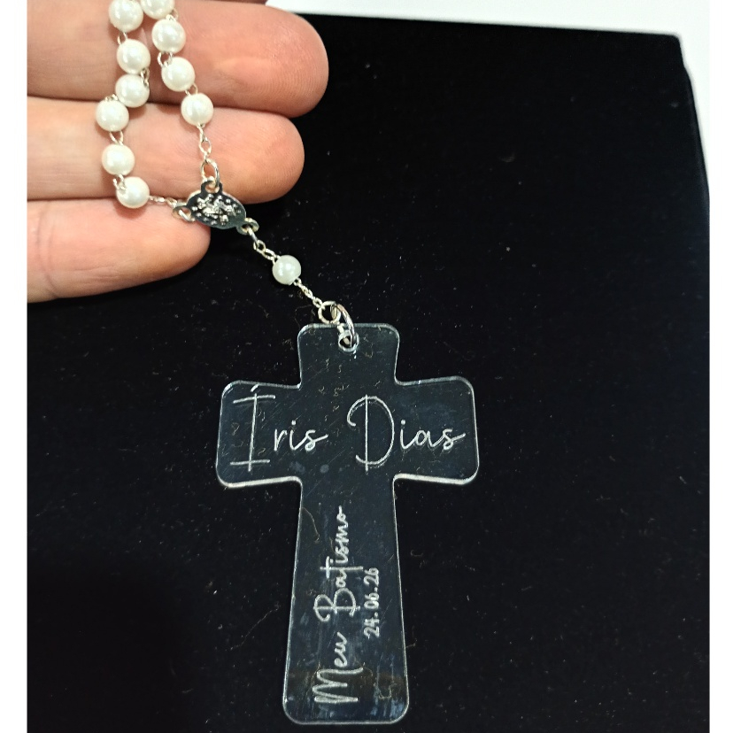 Lembrancinha Batizado Chaveiro Cruz Acrílico Cristal com Mini Terço Personalizado