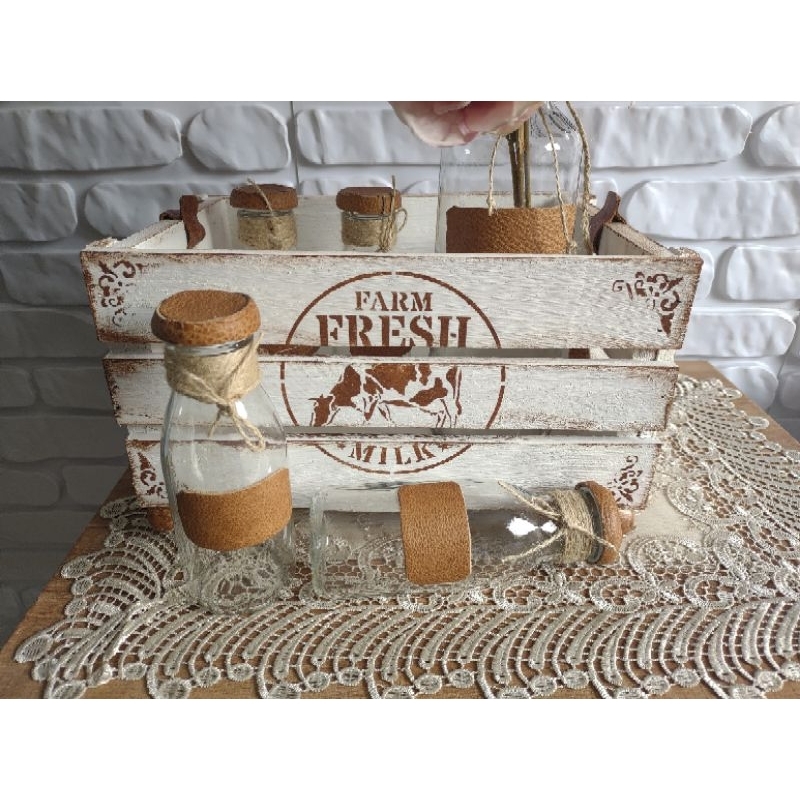ADORNO MESA - CAIXOTE FARMHOUSE COM JOGO DE GARRAFAS
