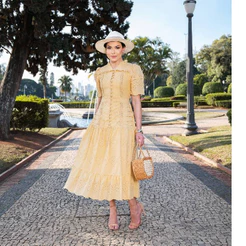 Vestido Alice Midi em Laise de Algodão Elegante e Modesto | Detalhes em Guipir, Botões Funcionais e Lastex nas Costas