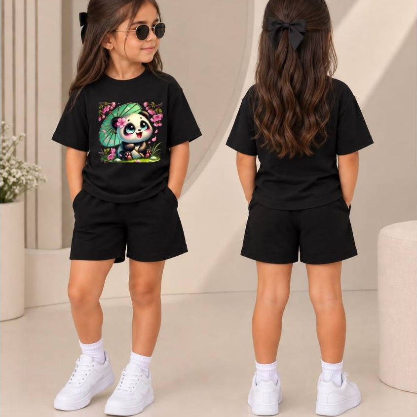 Leveza e Conforto para a Rotina Conjunto Infantil Feminino com Camiseta Básica Estampa de Pandinha e Short de Moletom