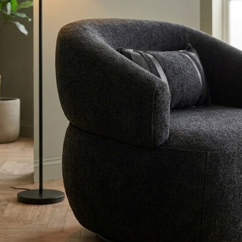Poltrona Serena Orgânica Bouclê Preto com Almofada Sofisticada e Confortável para Sala de Estar – AV — imagem 2 de 2