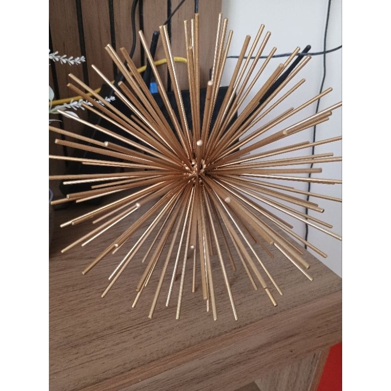 Escultura Ouriço GG decorativo metal dourado 26cm