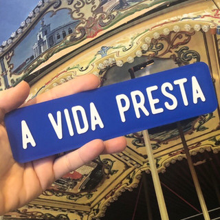 A vida presta Placa decorativa - Fernanda Torres Oscar - Frases quadro placa de rua Plaquinha 20x5cm
