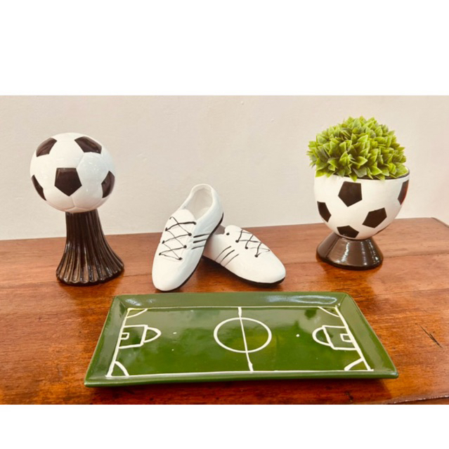 Kit decoração futebol cerâmica 5 peças festa aniversário - bandeja campo, chuteira, pedestal e vaso bola