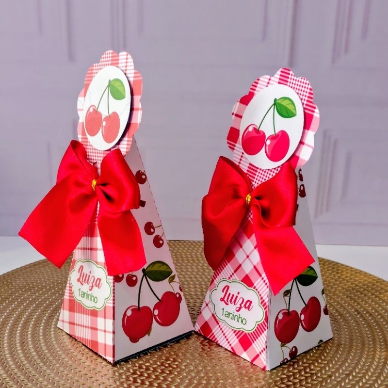 Caixinha Pirâmide Personalizada Tema Cerejinha do Bolo – Lembrancinha Festa Infantil Aniversário Tema Cerejinha