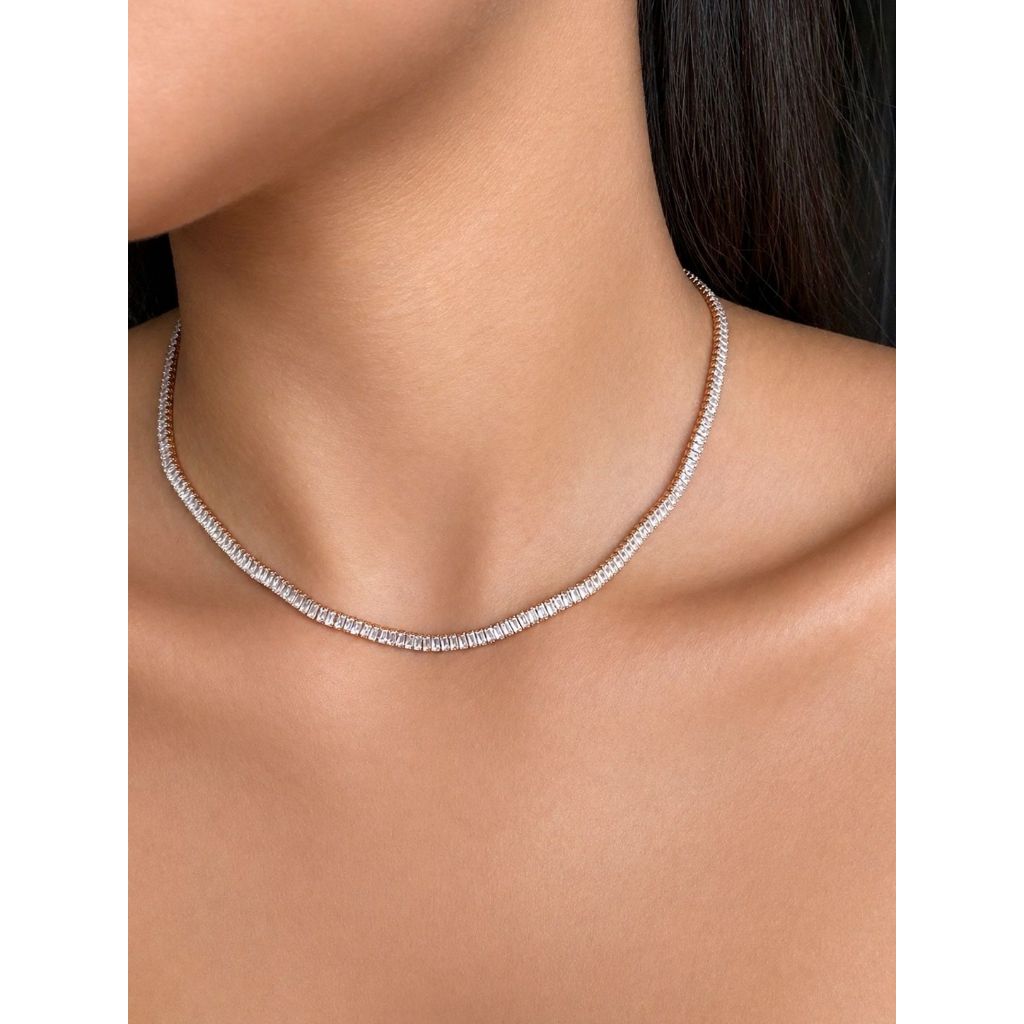 Colar Choker Riviera Baguete Fina Dourado e Prata Feminina Luxo Curto Elegante Brilho Intenso Moda