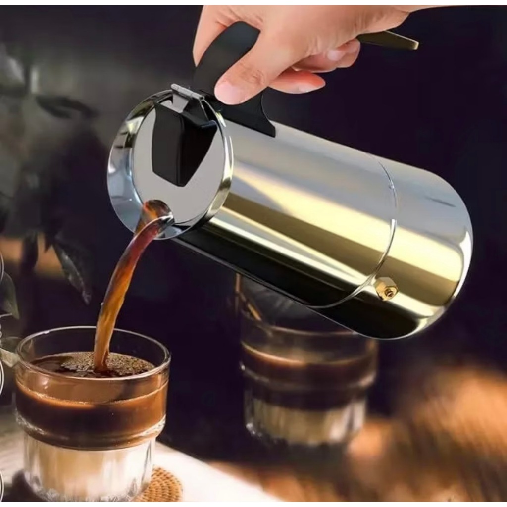 Cafeteira Expresso Italiana Prateada 12 xícaras, capacidade de 600 ml. Ideal para preparar café expresso com praticidade