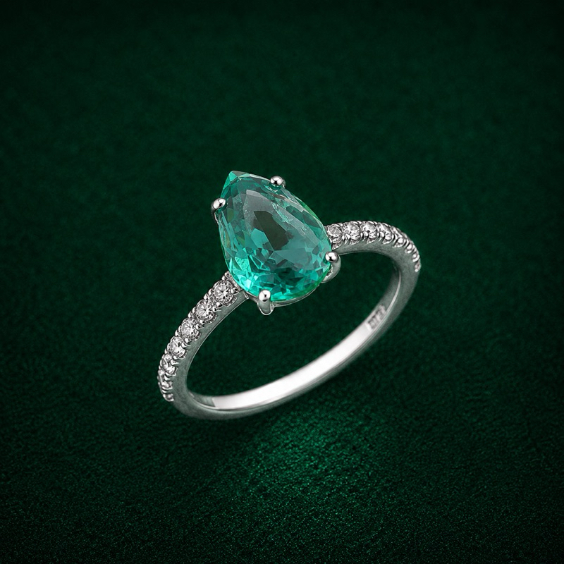 Anel Solitário Gota Verde Cravejado em Prata 925 Elegante e Luxuoso