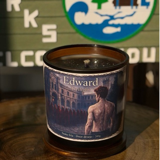 Edward Cullen Twilight | Vela Aromática 60g Psi – Madeiras Nobres, Cedro, Lavanda, Patchouly, Gengibre e Pimenta Rosa